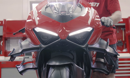 La primera Ducati Superleggera V4 sale de fábrica: una superbike exclusiva por 115.000 euros y con entrega de lujo
