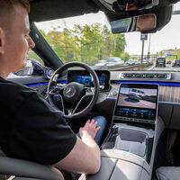 Mercedes tiene un Autopilot con el que puedes ver una película mientras conduces. Se lo acaba de cargar porque no se vende y apenas se puede usar