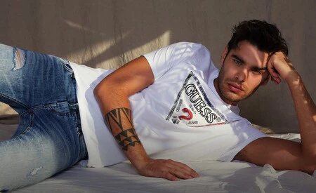 Mid Season Sale en Guess, con descuentos del 30% en vestidos, camisetas, blusas o jerseys para hombre y mujer