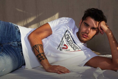 Mid Season Sale en Guess, con descuentos del 30% en vestidos, camisetas, blusas o jerseys para hombre y mujer