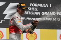 Jenson Button vence en Bélgica en una carrera marcada por un accidente en la salida 