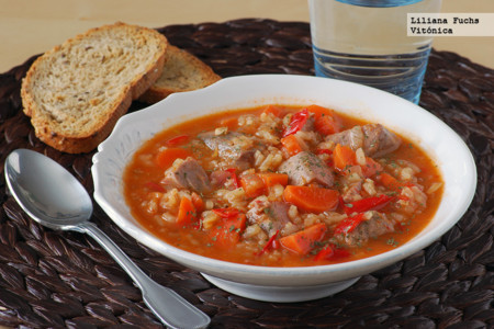 Arroz caldoso con atún y verduras. Receta saludable