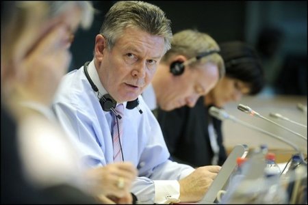 La Comisión Europea se ve obligada a consultar sobre la legalidad del ACTA