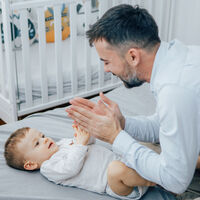 Los hombres dedican tres horas más al cuidado de los hijos y las mujeres tres horas menos que antes de la pandemia  