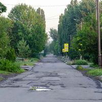 "Si no lo hace nadie, lo hacemos nosotros". 100 vecinos de Cantabria se han puesto a parchear la carretera de su pueblo porque la administración les dejó tirados