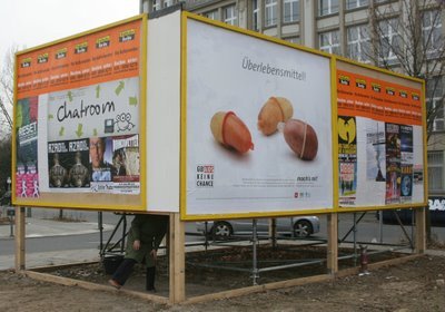 Un hotel camuflado entre vallas publicitarias