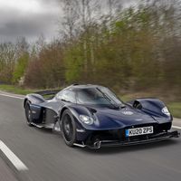 El Aston Martin Valkyrie está más cerca: ya ha sacado a pasear sus 1.176 CV híbridos por carretera abierta