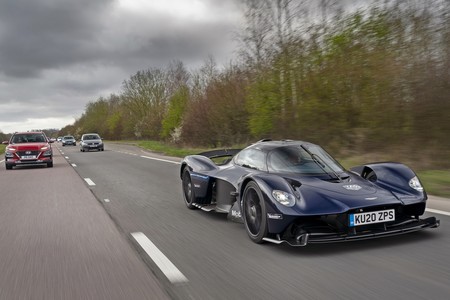 El Aston Martin Valkyrie está más cerca: ya ha sacado a pasear sus 1.176 CV híbridos por carretera abierta