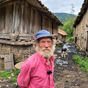 Federico, de 92 años, es el último habitante de esta aldea asturiana sin electricidad: "Retirarme aquí es como si llegara a la gloria" 