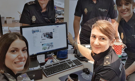 Pedro Sánchez ficha a la community manager de @policia