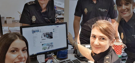Pedro Sánchez ficha a la community manager de @policia 
