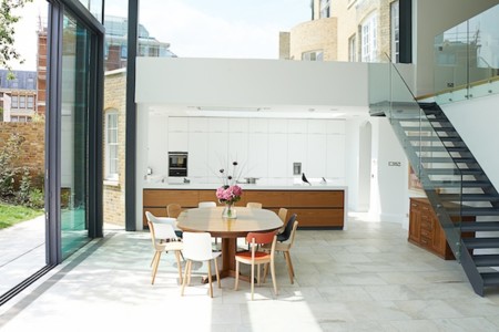 Una cocina abierta y con la luz como gran protagonista en el reino ... Diseño cocina abierta comedor