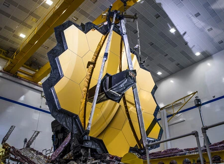 Retrasan de nuevo el lanzamiento del telescopio James Webb: el sucesor del Hubble tuvo un “incidente” mientras lo montaban en su cohete