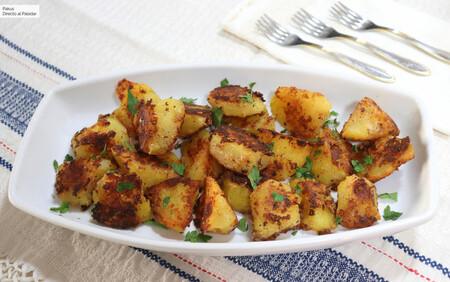 Patatas asadas extracrujientes con queso parmesano: la receta de guarnición definitiva para Navidad