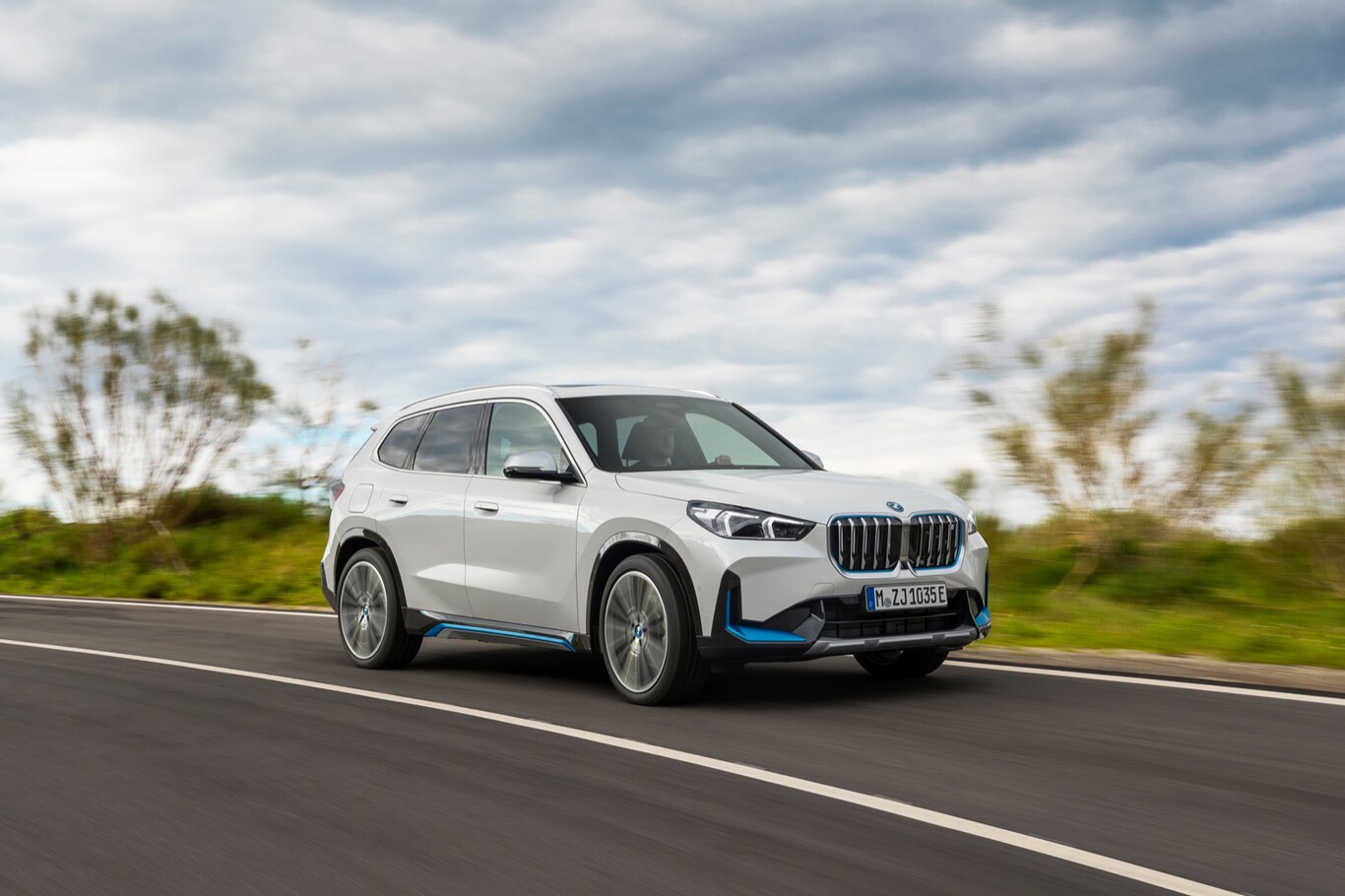 Llega el nuevo BMW X1 e incluye una conversión a coche eléctrico, llamado BMW iX1 con 313 CV