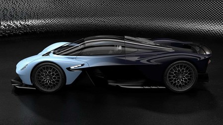 El Aston Martin Valkyrie ha vuelto a cambiar antes de su lanzamiento y por fin enseña su interior