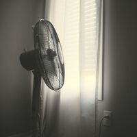 Los cuatro peligros ocultos para la salud al dormir con el ventilador encendido y cómo evitarlos de forma sencilla 
