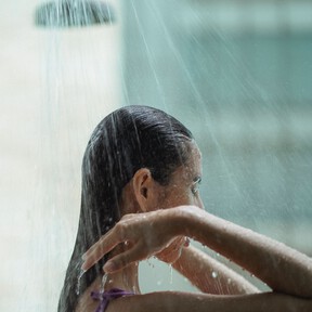 Didac Marín, dermatólogo: "Para combatir la caída del pelo en otoño, conviene hacer duchas escuetas y con el agua lo menos caliente posible" 