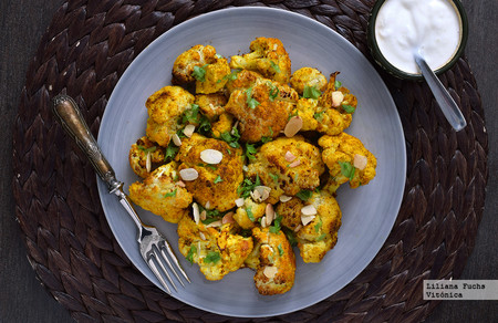 Coliflor asada con especias, almendras y salsa de yogur. Receta saludable