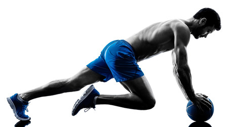 Burpees sobre balón medicinal, plank en pared y otros tres ejercicios en sus variaciones más intensas