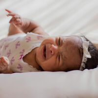 ¿Por qué es tan terrible dejar llorar a un bebé? La neurociencia lo explica 