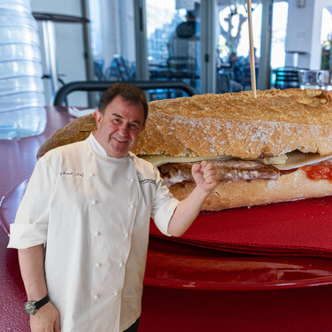 El chef Martín Berasategui revela sus tres trucos para convertir el clásico bocadillo de lomo y queso en una joya