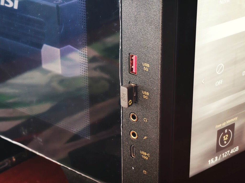 Hay puertos USB verdes, naranjas y hasta morados. La regla del color que indica su generacin se extingui 