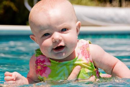 La foto de tu bebé en julio: en la piscina