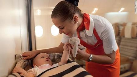 Flying Nannies de Etihad Airways: un servicio de apoyo para familias que viajan con niños