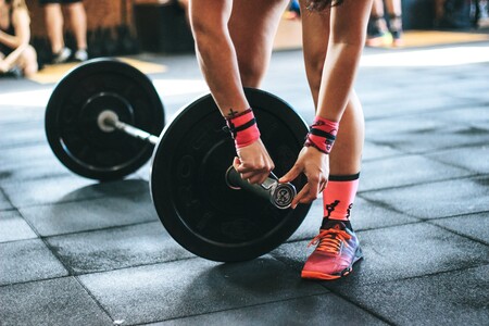¿Sudar adelgaza? ¿Puedo marcar six-pack haciendo abdominales? Los cinco mitos más escuchados en el gimnasio, a examen