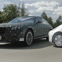El nuevo Mercedes-Benz Clase S nos enseña cómo ha aprendido a 'saltar' para alejar a los ocupantes de los impactos laterales