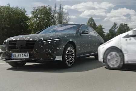 El nuevo Mercedes-Benz Clase S nos enseña cómo ha aprendido a 'saltar' para alejar a los ocupantes de los impactos laterales
