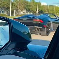 Pillan al sheriff del condado en una "carrera callejera" con un Lamborghini Huracán Spyder después de declarar la guerra a las carreras ilegales