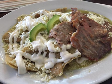 Chilaquiles verdes con cecina, receta del Chef Oropeza