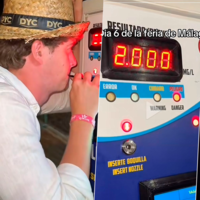 En la Feria de Málaga las colas no son solo para el rebujito: también para competir en alcoholímetros
