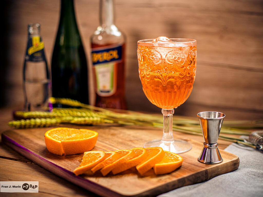 Cómo hacer un auténtico Aperol spritz: receta del cóctel más refrescante