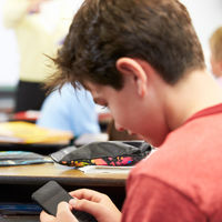 Madrid prohibirá los móviles en los colegios públicos y concertados si no se usan con fines didácticos