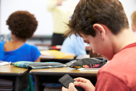Madrid prohibirá los móviles en los colegios públicos y concertados si no se usan con fines didácticos