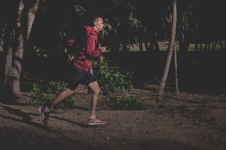 Siete chaquetas deportivas que no sólo están en descuento, sino que también te harán lucir un estilazo