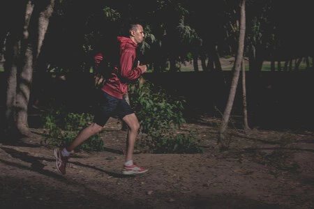 Siete chaquetas deportivas que no sólo están en descuento, sino que también te harán lucir un estilazo