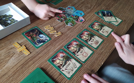 Así es 'Arqueras de Nand', el juego de mesa español que ayuda a aprender lenguaje SQL