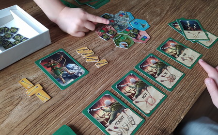 Así es 'Arqueras de Nand', el juego de mesa español que ayuda a aprender lenguaje SQL