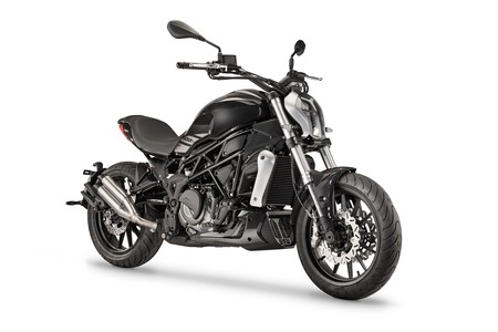 Benelli 402 S, o cuando la Ducati XDiavel se 'reencarna' en una versión accesible para el carnet A2