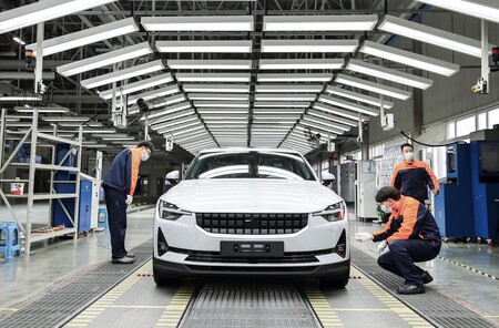 Los coches eléctricos serán tan baratos de fabricar como los de combustión en 2024, según un estudio