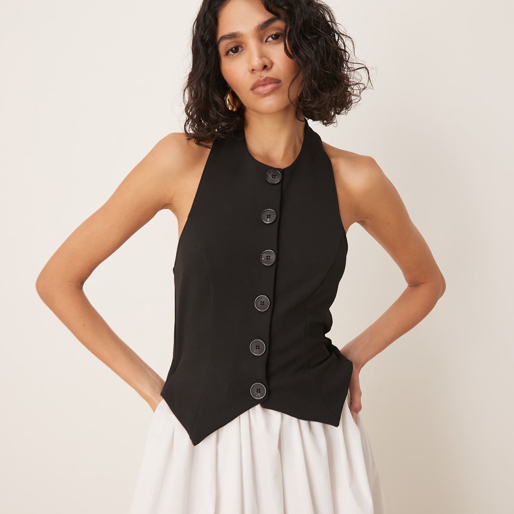 
Vestido midi monocromático con detalle estilo chaleco y cuello halter de ASOS DESIGN