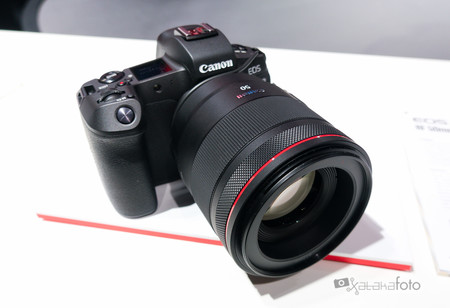 Canon EOS R: “Lo mejor del nuevo modelo no es la cámara en sí, sino la nueva montura”, John Maurice de Canon Europa, en Photokina
