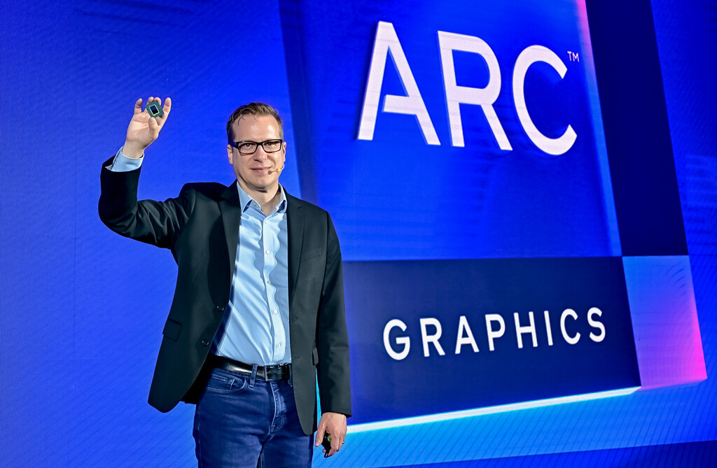 Intel se abre paso a codazos: tiene una GPU de vanguardia para coches que permite jugar a títulos 'AAA'