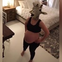 ¿Qué hace esta embarazada con cabeza de jirafa esperando ponerse de parto? Parodia a April en el vídeo más hilarante