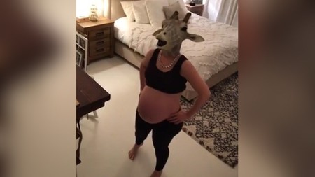 ¿Qué hace esta embarazada con cabeza de jirafa esperando ponerse de parto? Parodia a April en el vídeo más hilarante
