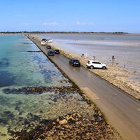 La carretera más surrealista de Europa queda sumergida bajo el Atlántico dos veces al día. Y aun así la gente la sigue cruzando